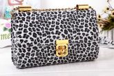 Bolsa leopardo com corrente dourada